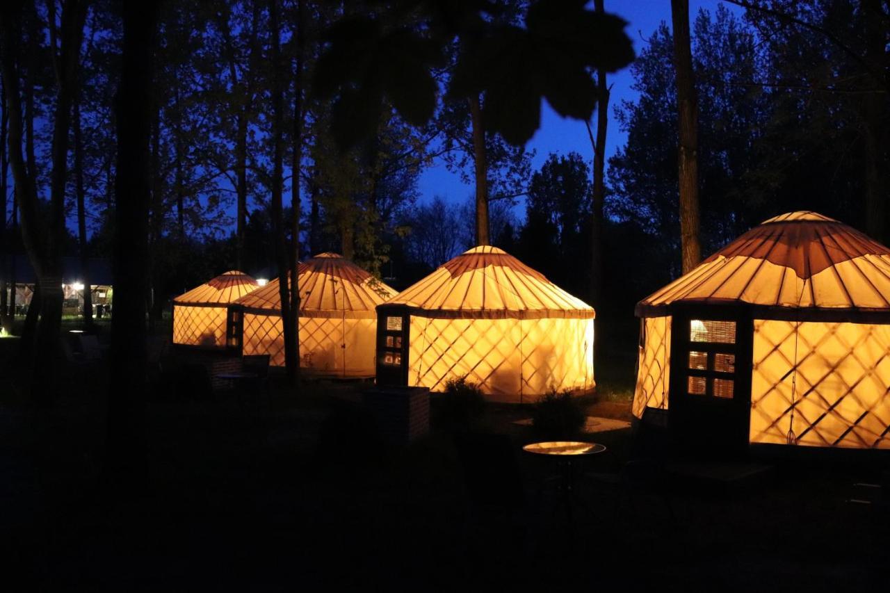 Oeko Kemping Es Glamping Tiszadada Екстер'єр фото