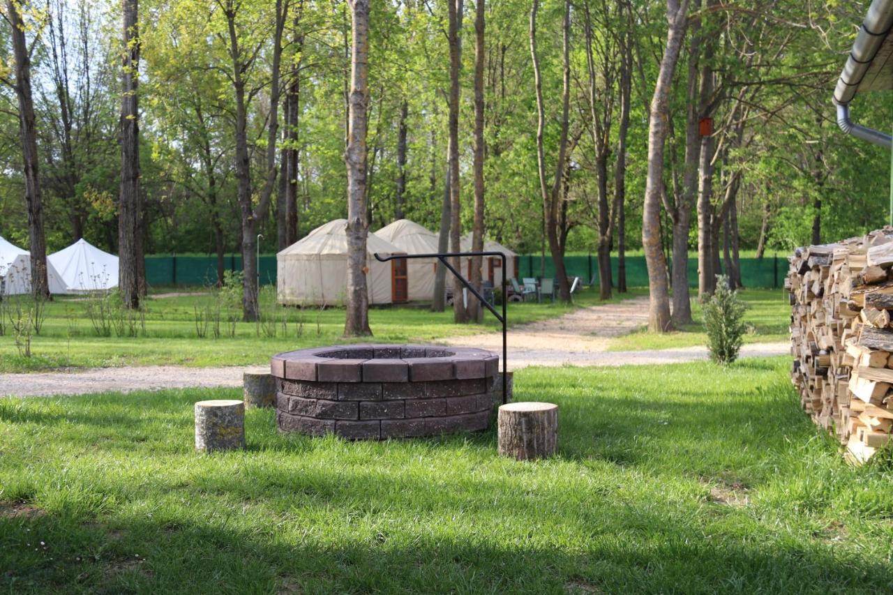 Oeko Kemping Es Glamping Tiszadada Екстер'єр фото